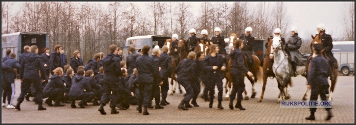 ME Apeldoorn come duijn (9). bw(7V)