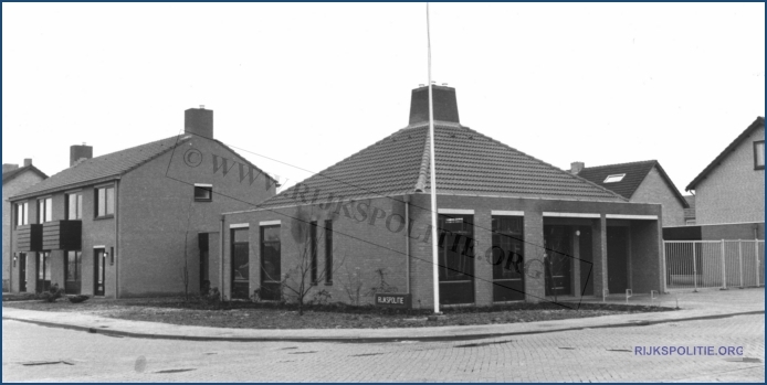 GRP Drunen Postbureau Beatrixstraat 64 te Hank In gebruik genomen op 19 januari 1976.NPM bw (7V)WM