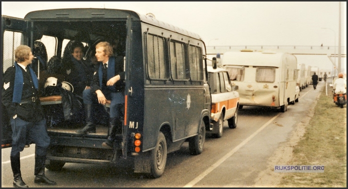 ME Apeldoorn come duijn (6) bw(7V)