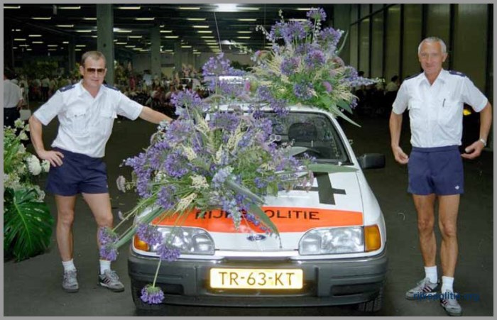 RPVKG DenHaag hvd 006-90Bloemencorso Lisse Rechts Piet Boer en links Kees Breijer(7V)