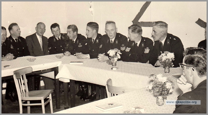 VKG Eindhoven Archief Nico van Genugten 5 groep aan tafel(7V)