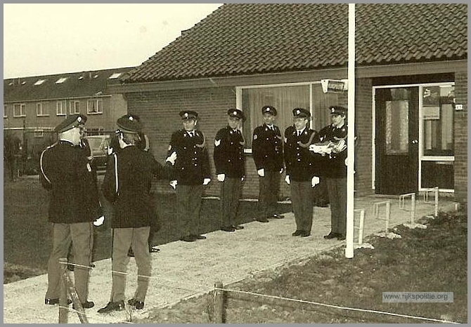 GRP Valkenisse 74 vdGraaf Opening groepsbureau 1974 b(7V)