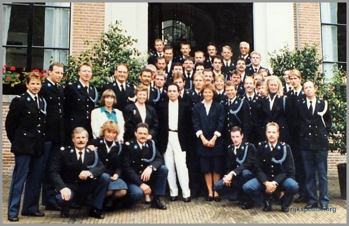 RPGRP Breukelen groepsfoto voor gemeentehuis gelegenheid onbekend febr 1989(7V)