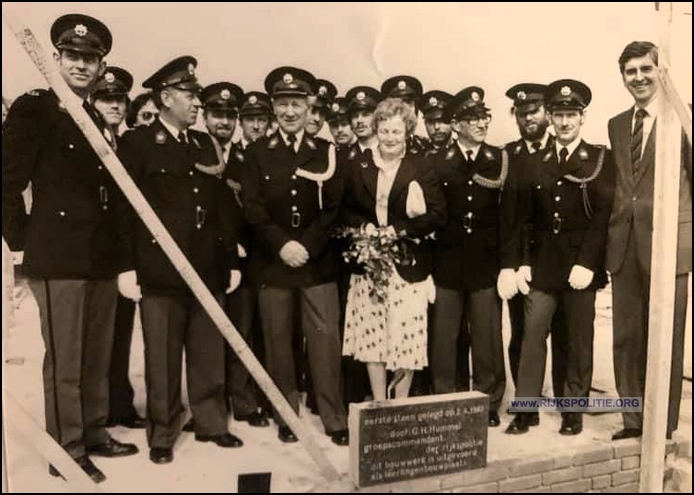 GRP Maartensdijk 1977 4 7 Timmer eerste steen bureau bw(7V)