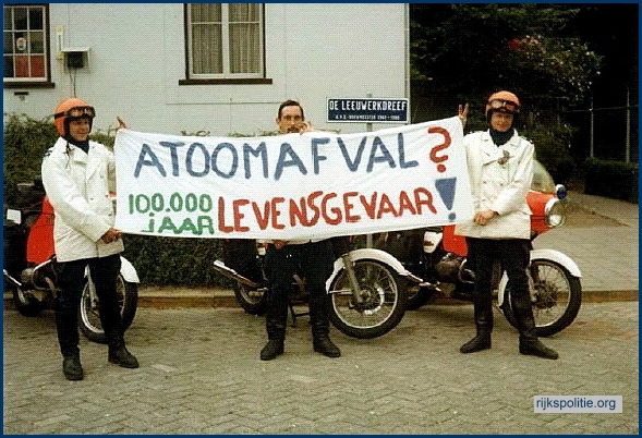 AVD GMS 027 Een doek gevonden bij de demonstraties (VV)