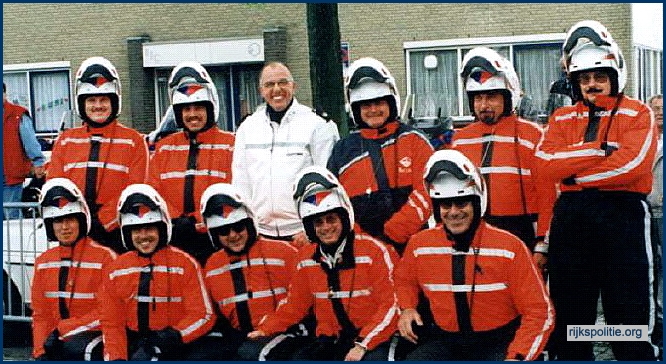 AVD GMS 030De oranje regenoverall (VV)