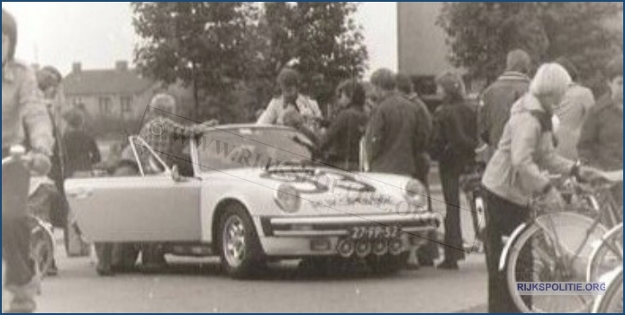 Porsche 911 12.99 75 27 FR 52 bk bw (7V)WM