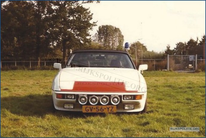 Porsche 924 12.24 81 GV 56 YZ rv (2)  bw (7V)