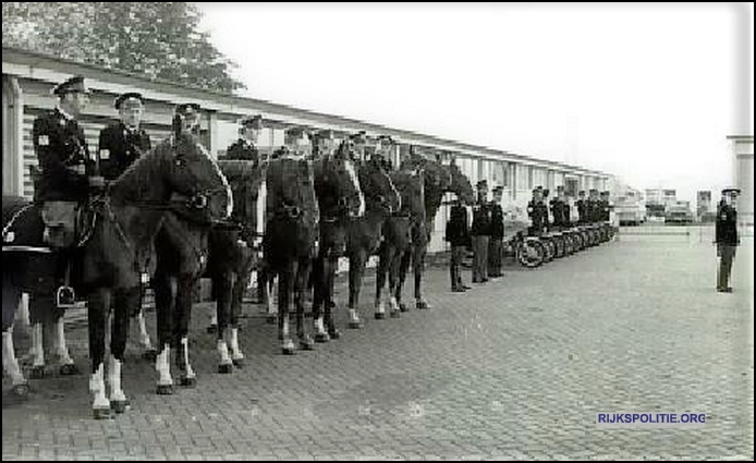 Beredenen Utrecht Bilthoven uitreiking medailles van Dijk omstreeks 1970 bw(7V)