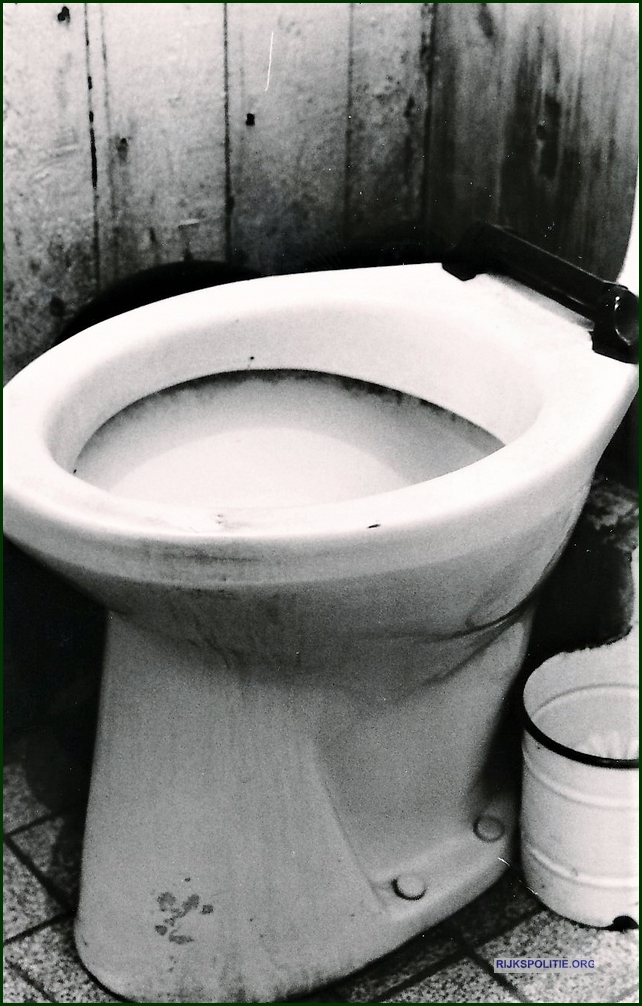 RPtP Utrecht 25 Lansing luxe toilet in de tussenruimte stal bw.(7V)