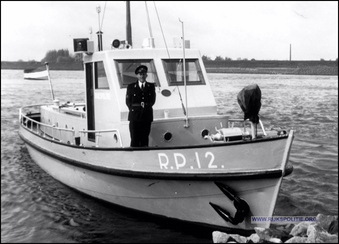 RPtW Boot RP12 3 GRP Nijmegen Duys 1970  op de waal bij Tiel bw(7V)