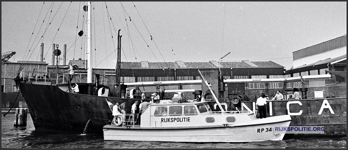 RPtW Boot RP34 4 P34 betreedt de rijkspolitie het zendschip van Veronica bw(7V)